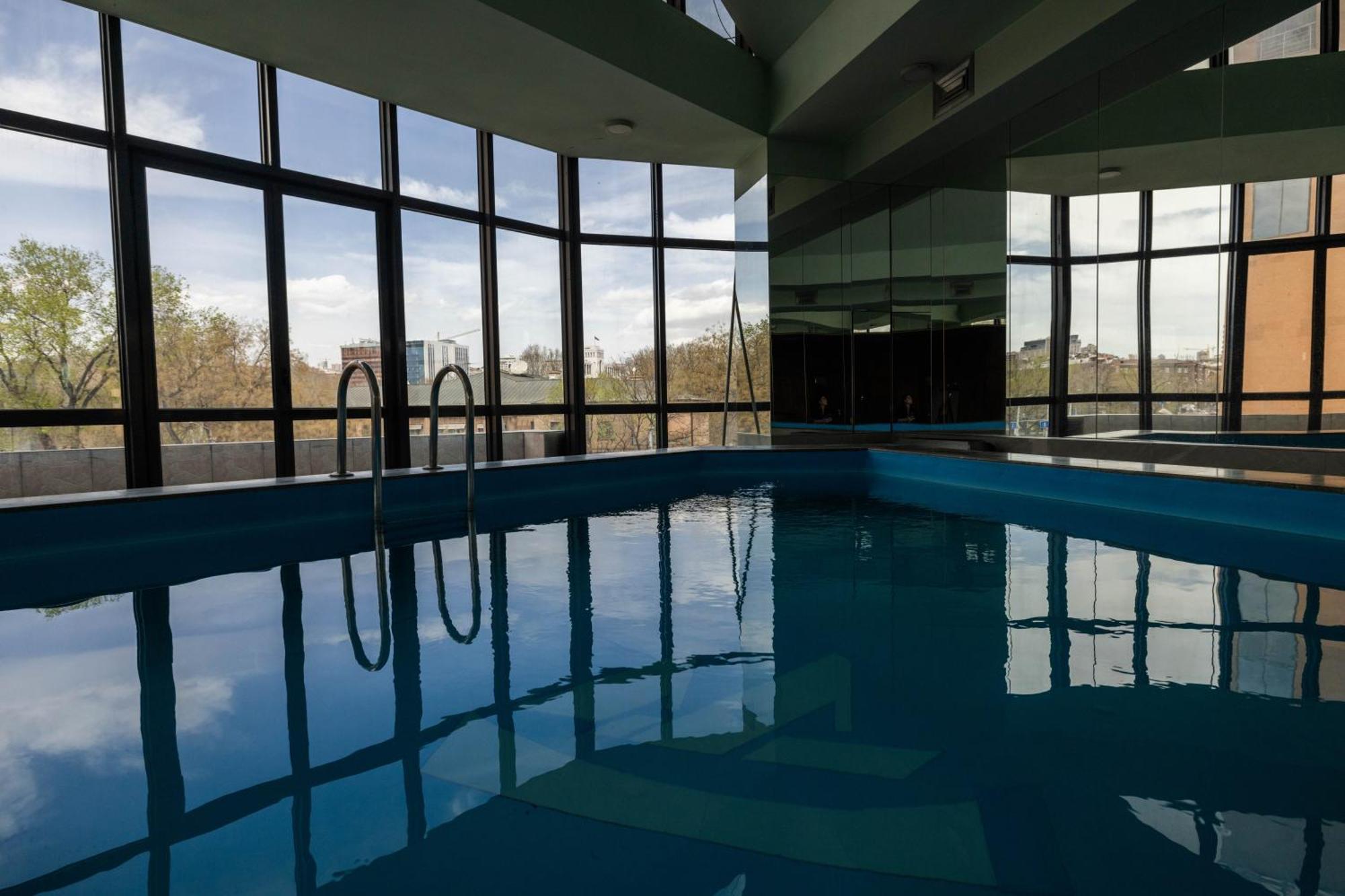 Ararat Hotel Yerevan Bagian luar foto