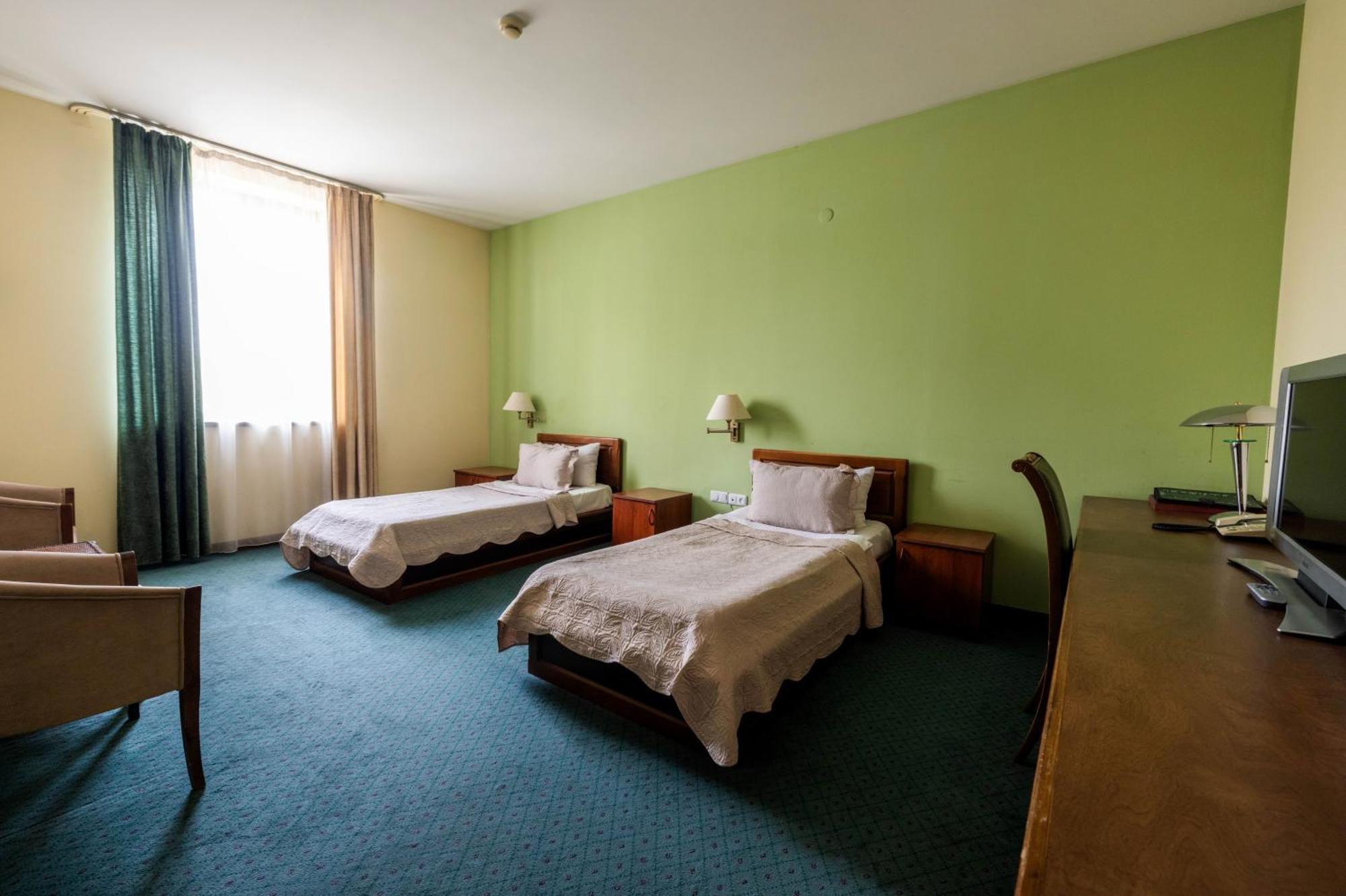 Ararat Hotel Yerevan Bagian luar foto