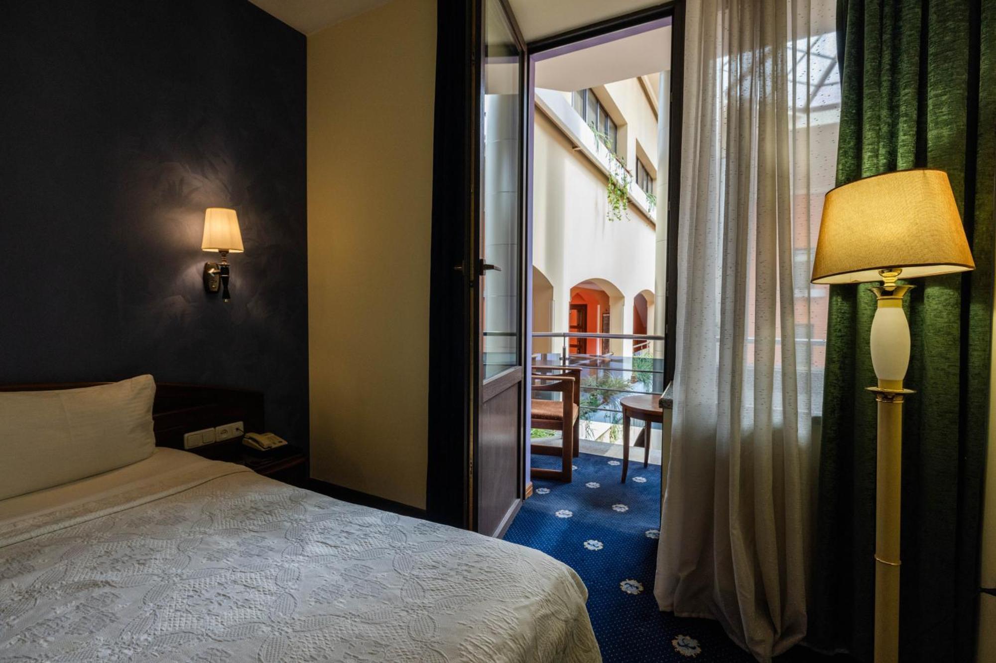 Ararat Hotel Yerevan Bagian luar foto