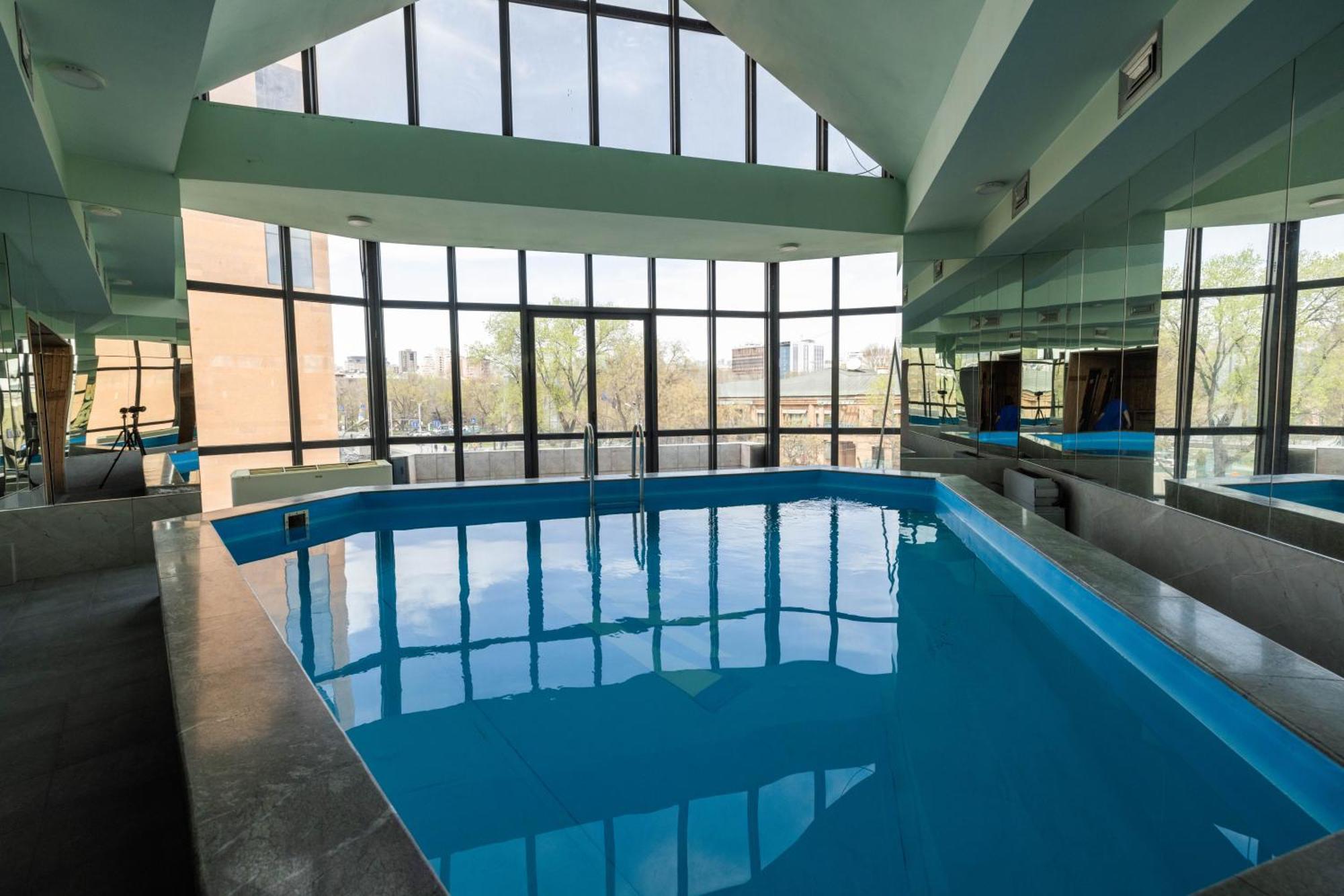 Ararat Hotel Yerevan Bagian luar foto