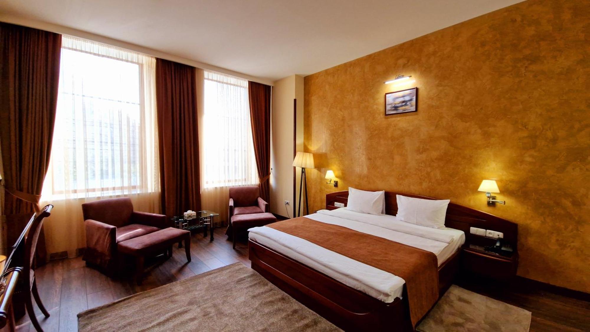 Ararat Hotel Yerevan Bagian luar foto