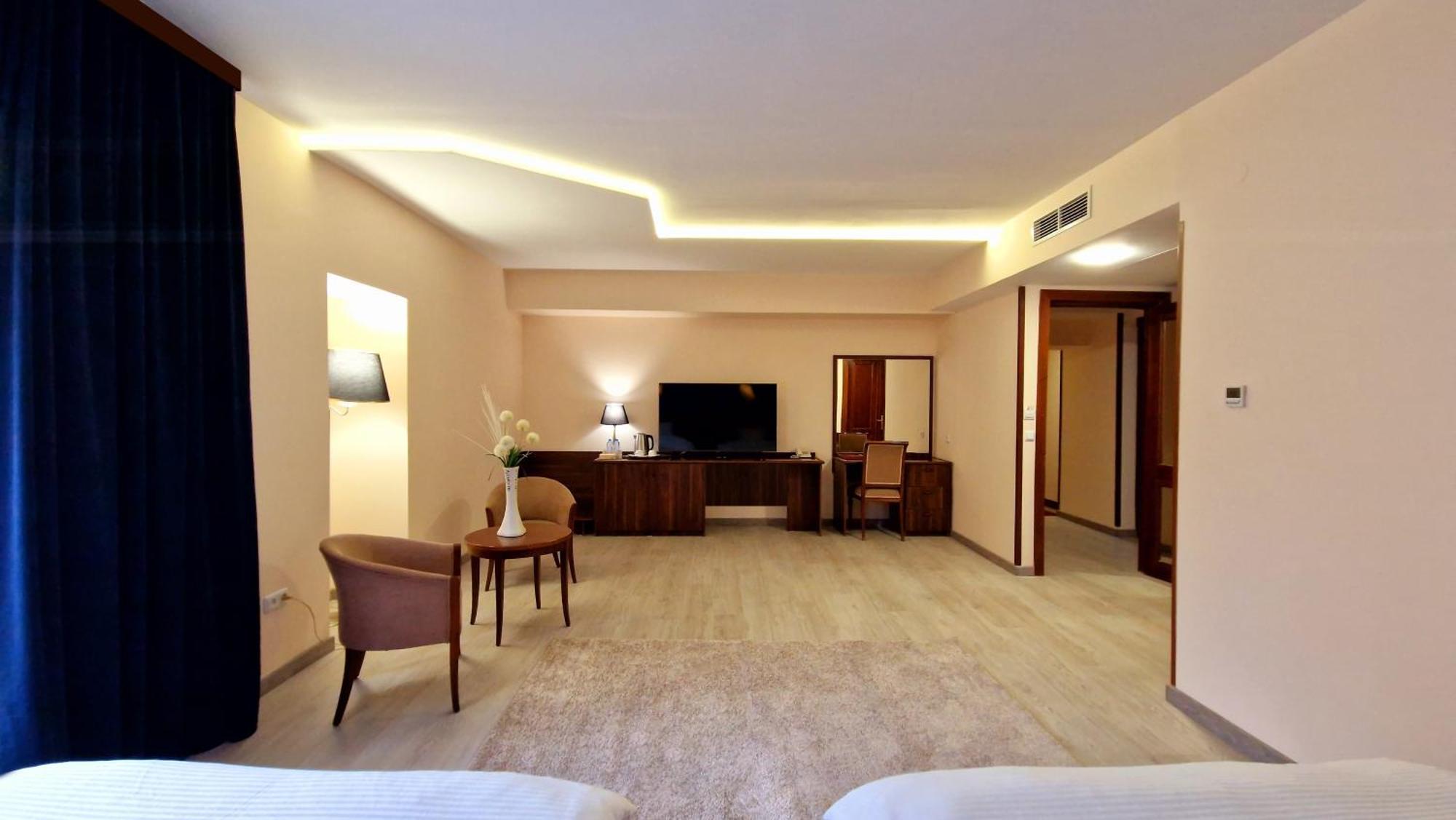 Ararat Hotel Yerevan Bagian luar foto