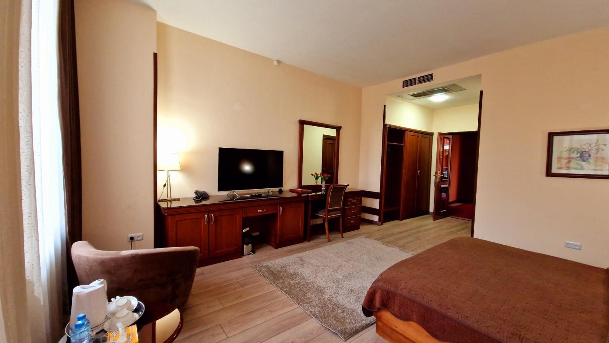 Ararat Hotel Yerevan Bagian luar foto