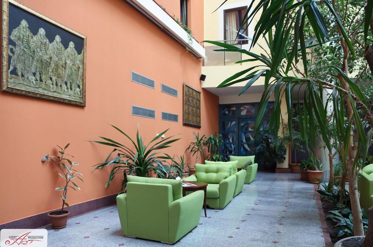 Ararat Hotel Yerevan Bagian luar foto