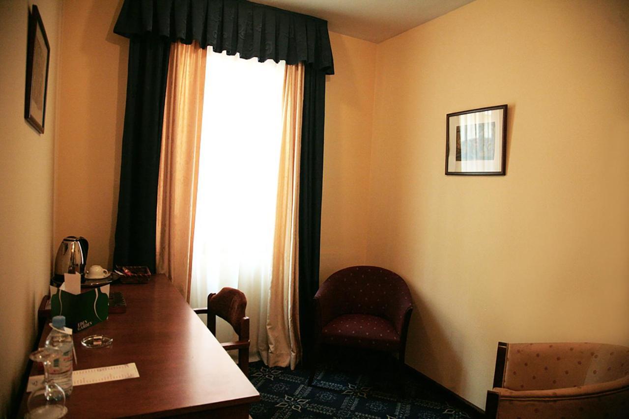 Ararat Hotel Yerevan Bagian luar foto