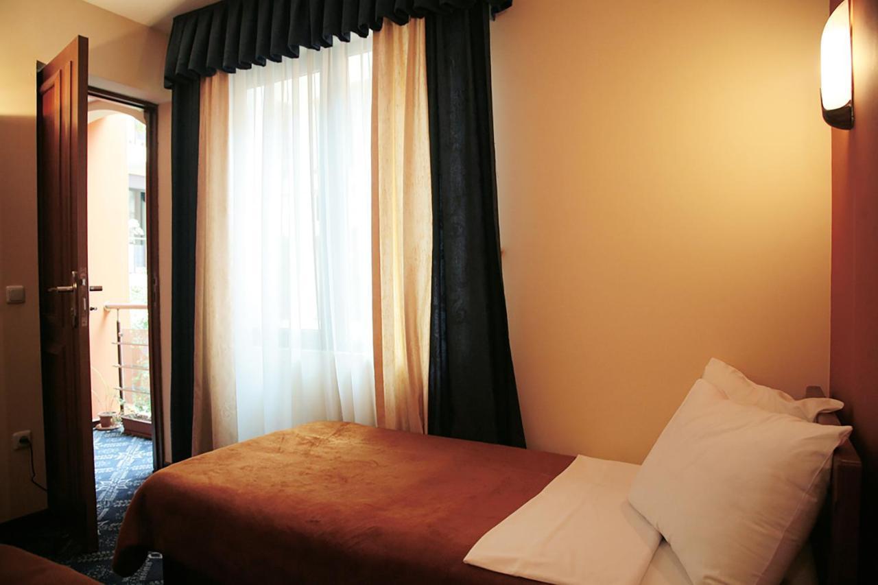 Ararat Hotel Yerevan Bagian luar foto